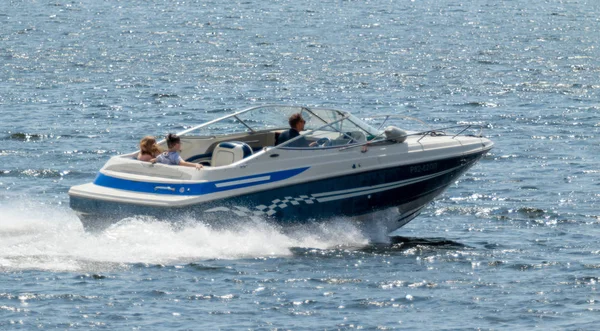 Lipetsk, Rusya - 20 Temmuz 2019: İnsanlar bir yaz gününde nehirde küçük bir yata biniyor.