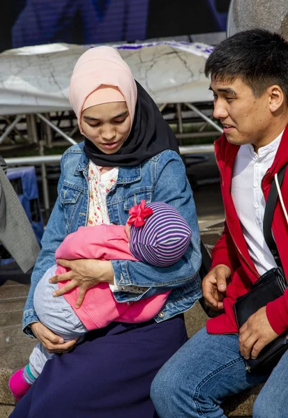 Almaty Cazaquistão Agosto 2019 Família Mamãe Pai Criança Rua Monumento — Fotografia de Stock