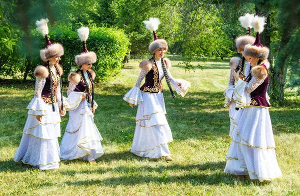 Петропавловська Казахстан Серпня 2019 Дівчата Національній Казахської Одязі Капелюхах Літній — стокове фото