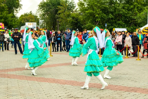 ペトロパブロフスク カザフスタン 2019年8月30日 カザフスタンは憲法記念日を迎えます 国民的衣装 休日のお祭りの人々 — ストック写真