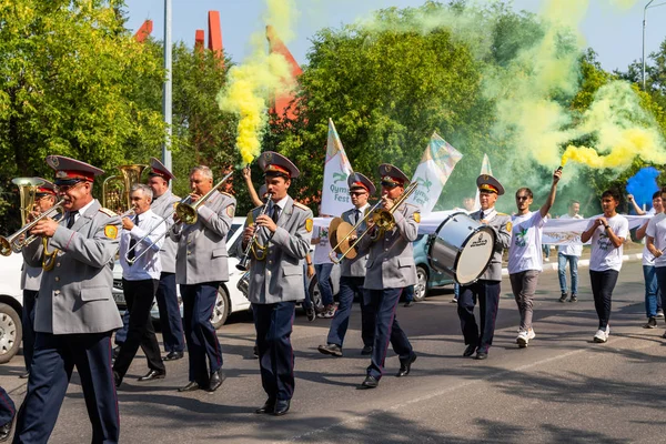 Petropavlovsk, Kazakistan - 17 Ağustos 2019: Askeri bando tatilde. Gün tatili, binicilik sütü tatili, içki.