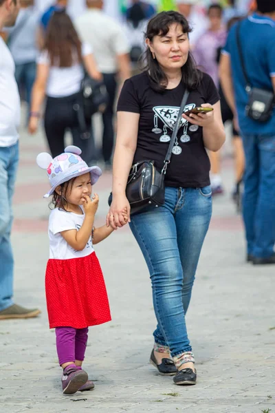 Petropavlovsk Kazajstán Agosto 2019 Los Padres Niños Caminan Trajes Nacionales —  Fotos de Stock