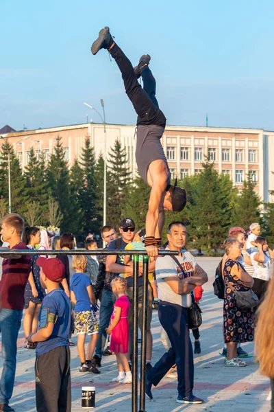 哈萨克斯坦彼得罗巴甫洛夫斯克 2019年8月23日 在城市公园的单杠上 年轻人 — 图库照片