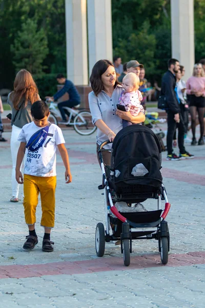 Petropavlovsk Cazaquistão Agosto 2019 Pais Crianças Caminham Noite Parque Cidade — Fotografia de Stock