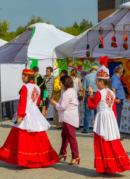 Petropavlovsk, Kazakistan - 17 Ağustos 2019: Petropavlovsk, şehir sokaklarında ulusal kostümler içinde bir yürüyüş. Danslar, şarkılar, halk gelenekleri. Gün tatili, binicilik sütü tatili, içki.