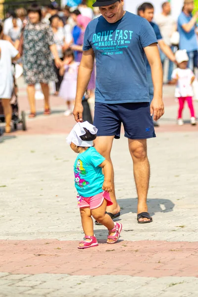 Petropavlovsk, Kazakistan - 17 Ağustos 2019: Çocukların aileleri şehrin sokaklarında ulusal kostümler içinde yürüyor. Gün tatili, binicilik sütü tatili, içki.