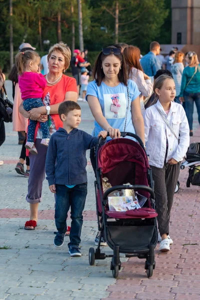 Pietropawłowsk Kazachstan Sierpnia 2019 Rodzice Dzieci Chodzą Wieczorem Parku Miejskim — Zdjęcie stockowe