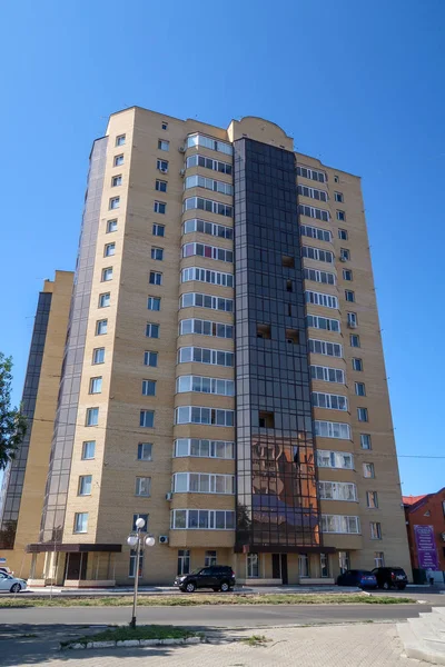 Petropavlovsk, Kazakistan - 24 Ağustos 2019: Şehirde yüksek katlı binalar, yaz sokak. Açık güneşli bir gün.