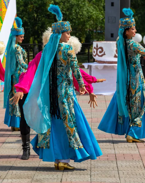 ペトロパブロフスク カザフスタン 2019年8月17日 ペトロパブロフスク 街の通りを通って国民的衣装で散歩 踊りと歌 民俗休日 乗馬ミルクの休日 飲み物 — ストック写真