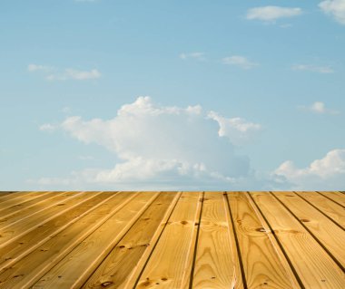 mavi gökyüzü bulutlar ahşap yürüme yolu ile