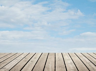 bulutlu gökyüzü karşı ahşap zemin