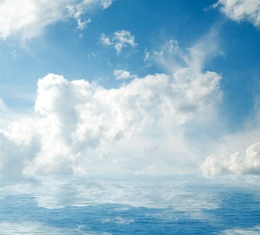 Suya yansıyan deniz bulutlar