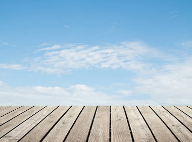 bulutlu gökyüzü karşı ahşap zemin