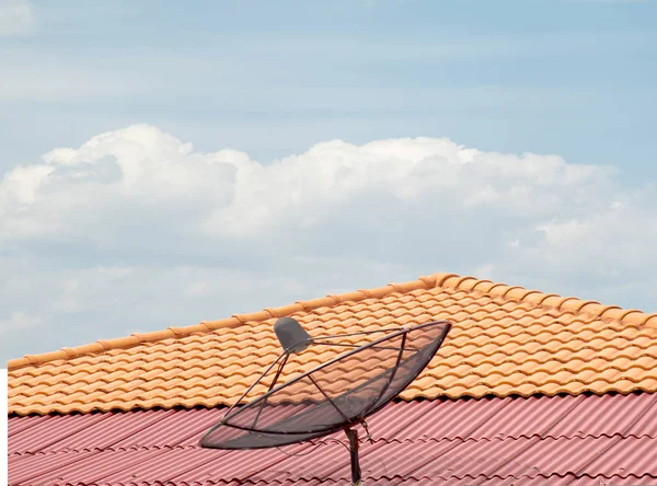 空雲の家の屋根の上のアンテナ — ストック写真