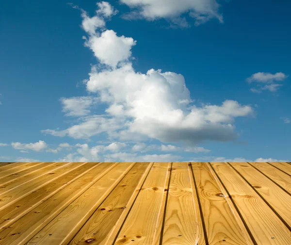 木製の通路で青い空雲 — ストック写真