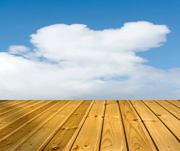 木製の通路で青い空雲 — ストック写真