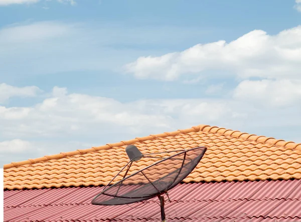 空雲の家の屋根の上のアンテナ — ストック写真