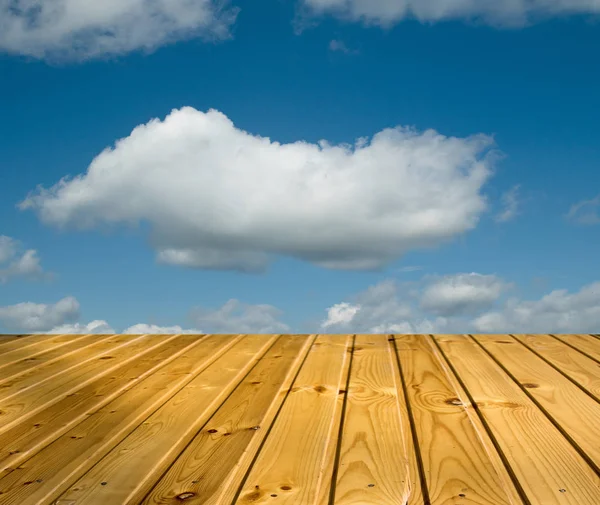 木製の通路で青い空雲 — ストック写真