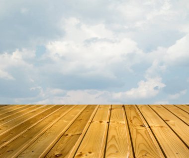 mavi gökyüzü bulutlar ahşap yürüme yolu ile