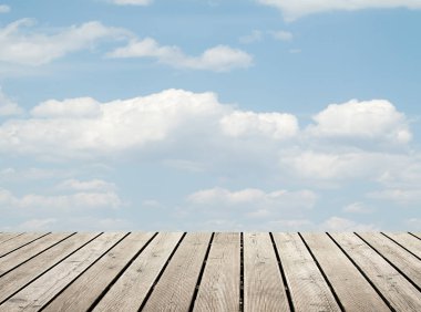 bulutlu gökyüzü karşı ahşap zemin