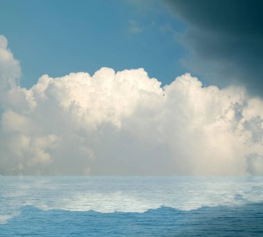 Suya yansıyan deniz bulutlar
