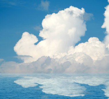 Suya yansıyan deniz bulutlar