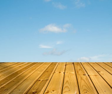 mavi gökyüzü bulutlar ahşap yürüme yolu ile