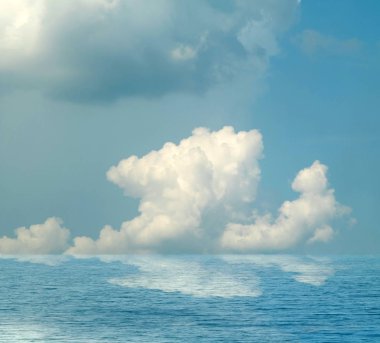 Suya yansıyan deniz bulutlar