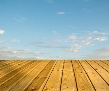 mavi gökyüzü bulutlar ahşap yürüme yolu ile