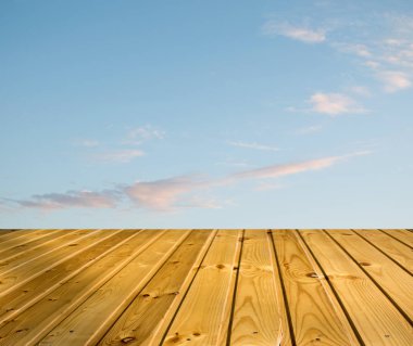 mavi gökyüzü bulutlar ahşap yürüme yolu ile