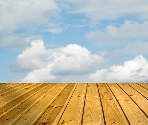 木製の通路で青い空雲 — ストック写真