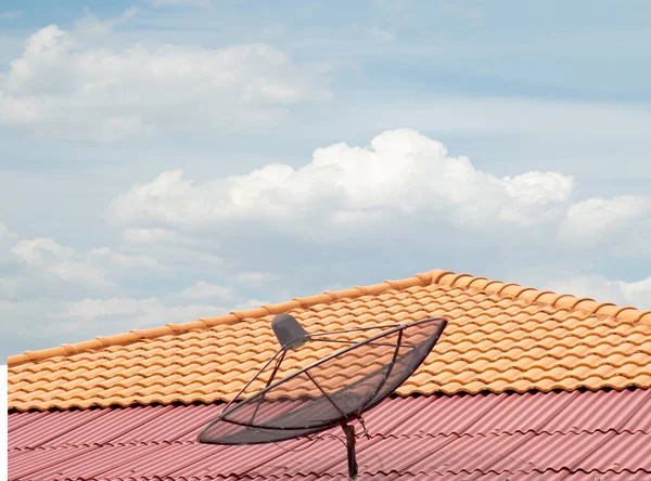 空雲の家の屋根の上のアンテナ — ストック写真