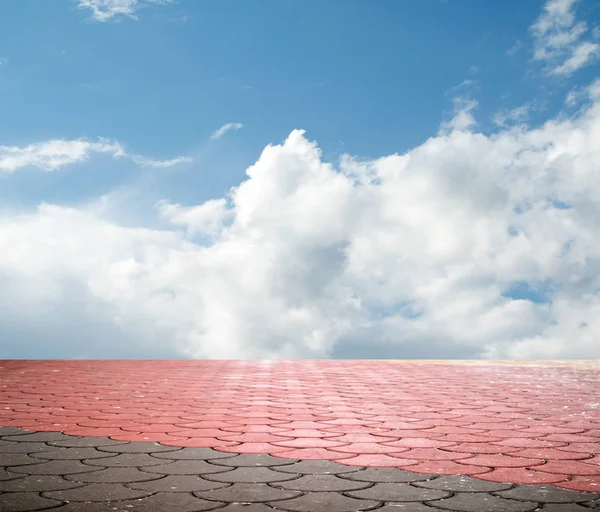 Różowe Bloki Ulic Oddali Błękitne Niebo Chmurami — Zdjęcie stockowe