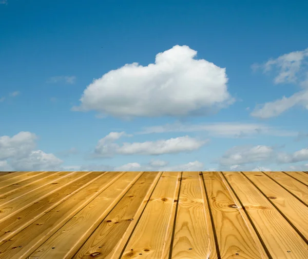 木製の通路で青い空雲 — ストック写真