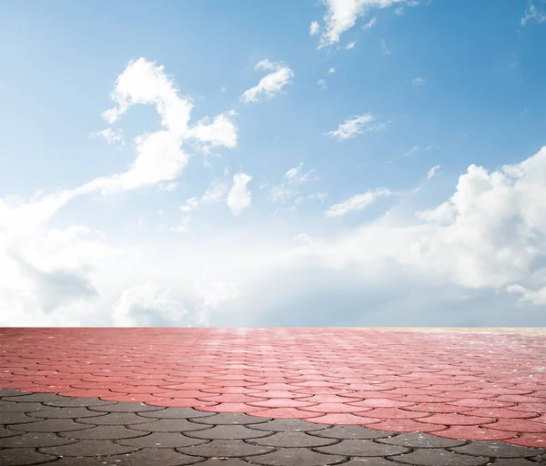 Różowe Bloki Ulic Oddali Błękitne Niebo Chmurami — Zdjęcie stockowe