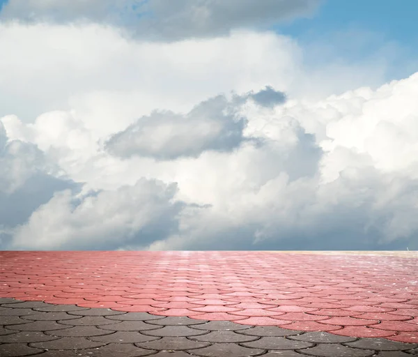 Rózsaszín Utcai Blokkok Távolban Egy Kék Eget Felhők — Stock Fotó