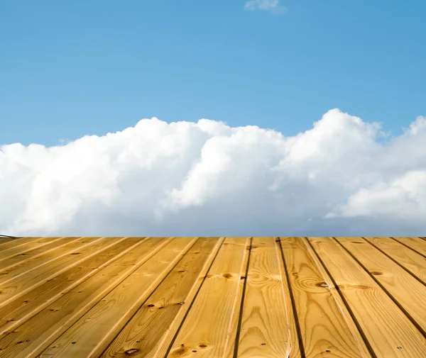 木製の通路で青い空雲 — ストック写真