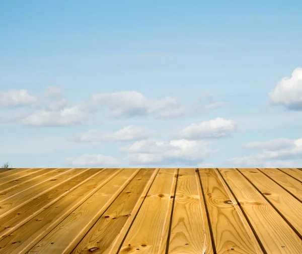 木製の通路で青い空雲 — ストック写真