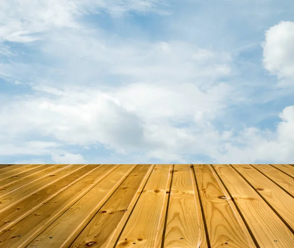 木製の通路で青い空雲 — ストック写真