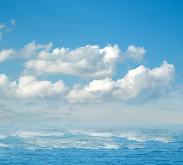 Nuvole Mare Riflesse Nell Acqua — Foto Stock
