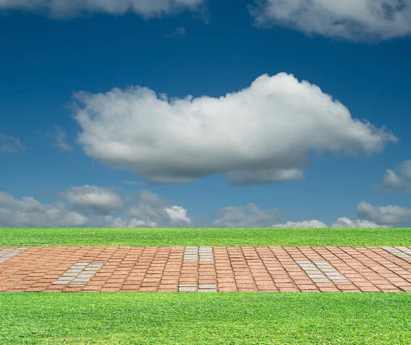 芝生舗装の空の雲 — ストック写真