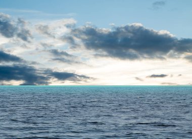 Bulutlu ve denizli mavi gökyüzü