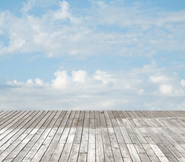 bulutlu gökyüzü karşı ahşap zemin