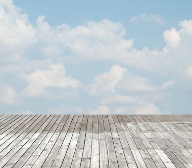 bulutlu gökyüzü karşı ahşap zemin