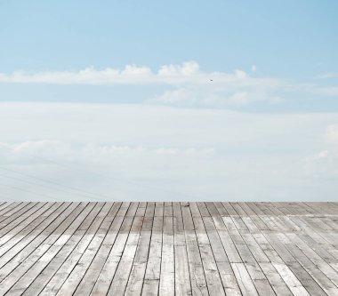 bulutlu gökyüzü karşı ahşap zemin