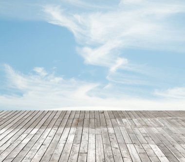 bulutlu gökyüzü karşı ahşap zemin