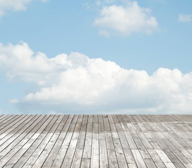 bulutlu gökyüzü karşı ahşap zemin