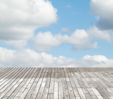 bulutlu gökyüzü karşı ahşap zemin