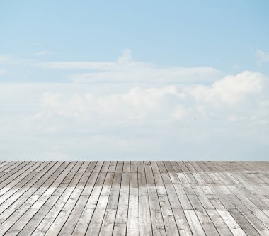 bulutlu gökyüzü karşı ahşap zemin