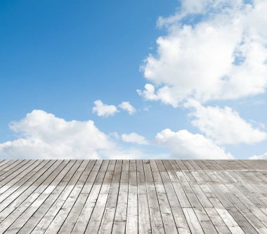 bulutlu gökyüzü karşı ahşap zemin